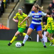 Ellie Smith puts pressure on